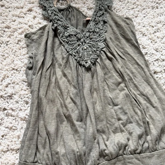 Elegant Gray green bohemian Sleeveless Blouse with Lace Accents - Picture 3 of 5
